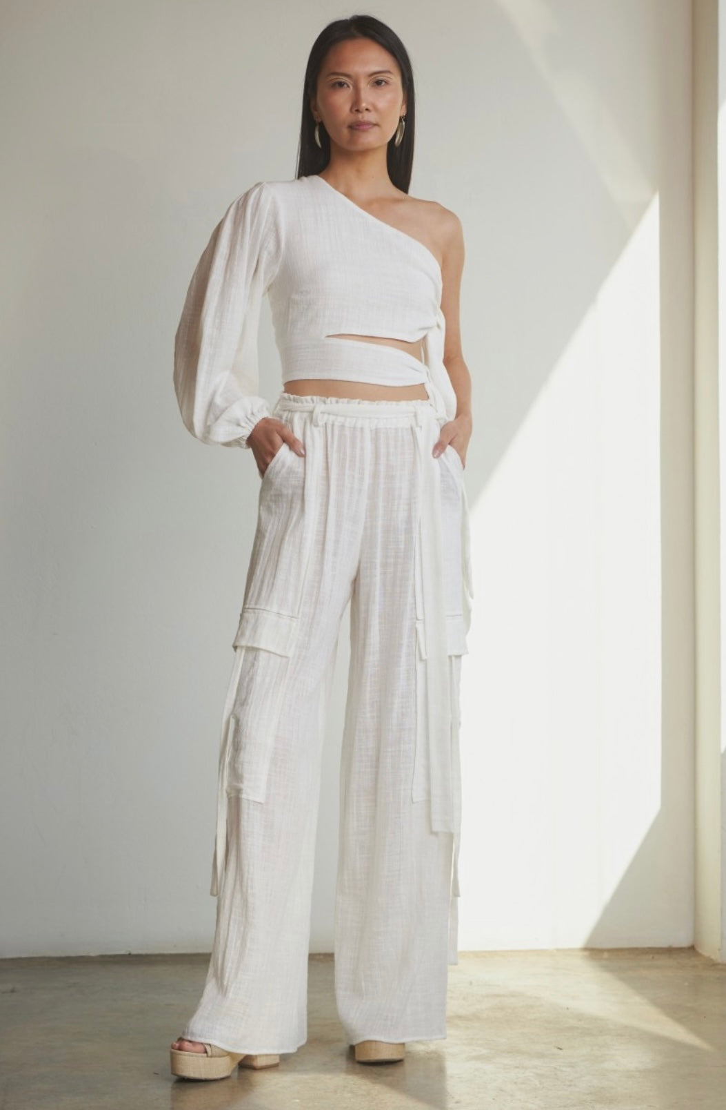 HIGH-RISE LINEN CARGO PANTS IN OFF WHITE