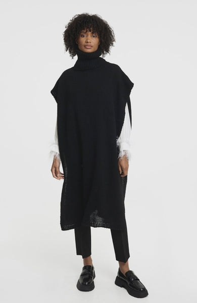 ALPACA CAPE IN BLACK