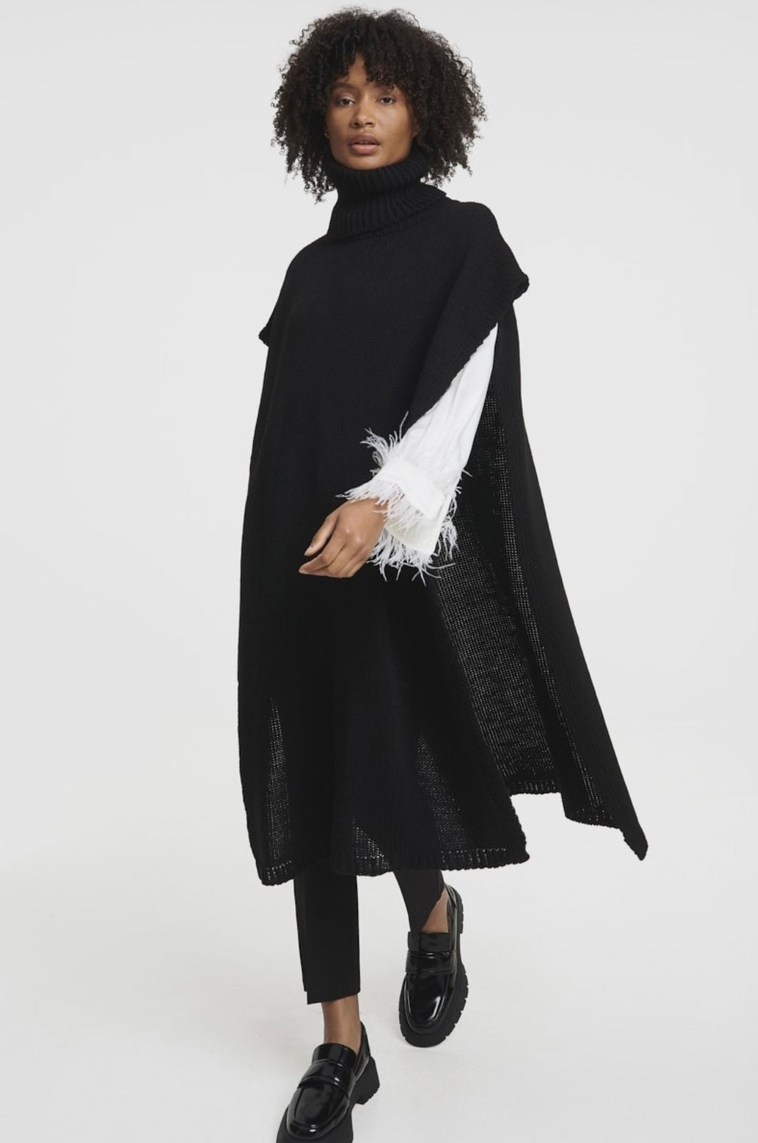 ALPACA CAPE IN BLACK